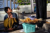 Myanmar - Kyaikhtiyo, food sellers 